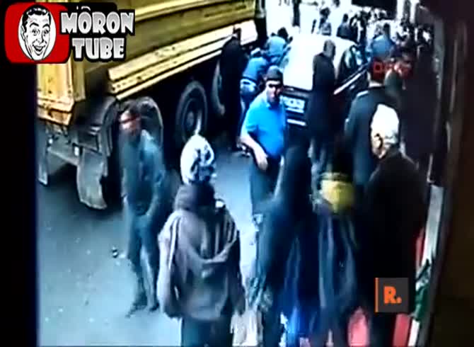 Video :A truck runs over a grandma and her two grandsons